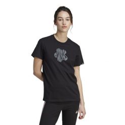 Koszulka z krótkim rękawem damska Adidas Gym & Pilates. Czarne koszulki sportowe damskie Adidas, s, bez wzorów, z bawełny, bez kołnierzyka, bez ramiączek, na fitness i siłownię. Za 129.99 zł.