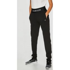 Calvin Klein Performance - Spodnie. Czarne spodnie materiałowe damskie marki Calvin Klein Performance, z bawełny. Za 299.90 zł.
