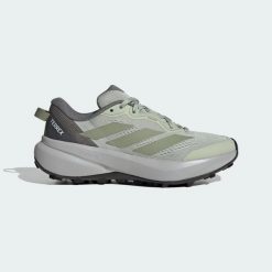 Buty do biegów przełajowych Terrex Tracefinder Plus. Szare obuwie sportowe damskie Adidas, bez wzorów, z gumy, do biegania. Za 439.00 zł.