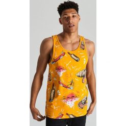 Tank top z nadrukiem all over - Pomarańczowy. T-shirty męskie marki Cropp. Za 39.99 zł.