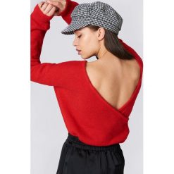 NA-KD Trend Dzianinowy sweter z kopertowym tyłem - Red. Swetry damskie marki NA-KD Trend. Za 121.95 zł.