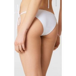 NA-KD Swimwear Dół bikini Triangle - White. Bikini damskie marki NA-KD Swimwear. Za 32.00 zł.