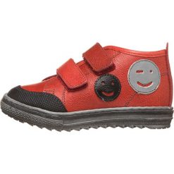 Skórzane sneakersy w kolorze czerwonym. Czerwone trampki i tenisówki dziewczęce Billowy, z aplikacjami, bez zapięcia. W wyprzedaży za 152.95 zł.