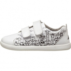Sneakersy w kolorze białym. Białe trampki i tenisówki chłopięce marki Bobux, z materiału. W wyprzedaży za 175.95 zł.