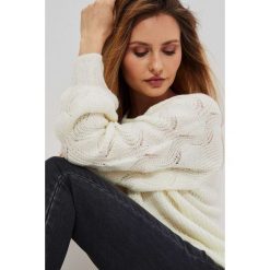 Sweter oversize perłowy. Białe swetry damskie MOODO, m, bez wzorów, ze splotem, bez kołnierzyka, bez ramiączek, długie, bez kaptura. W wyprzedaży za 59.99 zł.