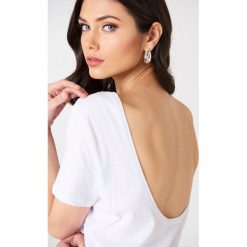 NA-KD Basic T-shirt z odkrytymi plecami - White. Białe t-shirty damskie NA-KD Basic, z bawełny, z dekoltem na plecach. Za 52.95 zł.