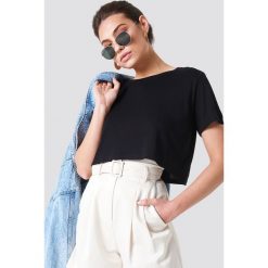 NA-KD Basic Krótki t-shirt z okrągłym dekoltem - Black. T-shirty damskie marki NA-KD Basic. Za 40.95 zł.