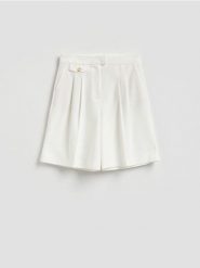 Szorty bermudy z zakładkami - biały. Białe szorty damskie Reserved, l, bez wzorów, z tkaniny. Za 129.99 zł.