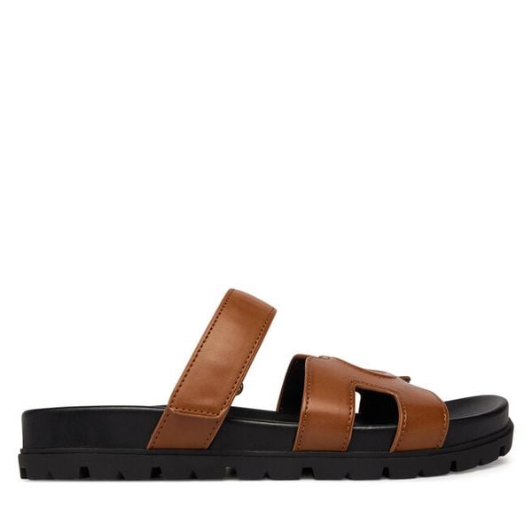Klapki Guess. Brązowe klapki damskie Guess, z aplikacjami, bez obcasa. Za 330.99 zł.