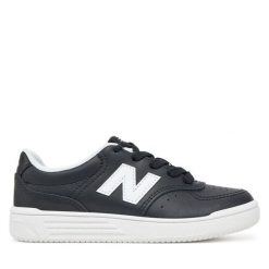 Sneakersy New Balance. Czarne trampki i tenisówki chłopięce New Balance, bez wzorów, bez zapięcia. Za 299.99 zł.