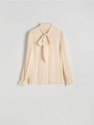 Koszula z wiązaniem przy dekolcie - złamana biel. Koszule damskie Reserved, l, bez wzorów, z bawełny, bez kołnierzyka, bez ramiączek. W wyprzedaży za 59.99 zł.