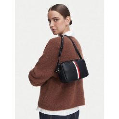Torebka Tommy Hilfiger. Niebieskie listonoszki damskie Tommy Hilfiger, bez wzorów, bez dodatków. Za 449.99 zł.