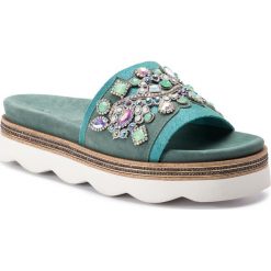 Klapki ALMA EN PENA - V19823 Cosmos Aqua. Zielone klapki damskie Alma en Pena, z aplikacjami, z materiału, bez obcasa, bez zapięcia. W wyprzedaży za 339.00 zł.