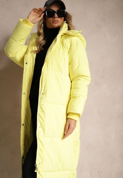 Żółta Długa Kurtka z Pikowaniem z Odpinanym Kapturem i Wsuwanymi Kieszeniami Daitras. Żółte kurtki damskie Renee, l, bez wzorów. Za 169.99 zł.