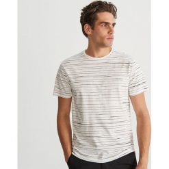 Bawełniany T-shirt w paski - Kremowy. Białe t-shirty męskie Reserved, w paski, z bawełny. Za 39.99 zł.