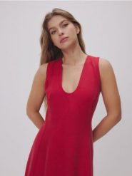 Sukienka midi z lyocellem - czerwony. Czerwone sukienki damskie Reserved, l, bez wzorów, z lyocellu, bez kołnierzyka, bez ramiączek, midi, rozkloszowane. Za 229.99 zł.