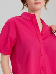 Koszulowa bluzka z bufiastym rękawem - różowy. Czerwone bluzki damskie Sinsay, l, bez wzorów, bez kołnierzyka, bez ramiączek. Za 39.99 zł.