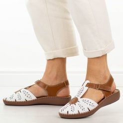 Białe skórzane sandały damskie Jezzi 9761. Białe sandały damskie Jezzi, bez wzorów, z materiału, bez obcasa, na płaskiej podeszwie, bez zapięcia. Za 239.00 zł.