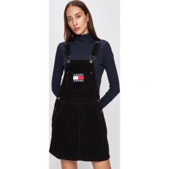 Tommy Jeans - Sukienka. Czarne sukienki damskie Tommy Jeans, na co dzień, l, z aplikacjami, z bawełny, casualowe, bez kołnierzyka, bez ramiączek, dopasowane. Za 599.90 zł.