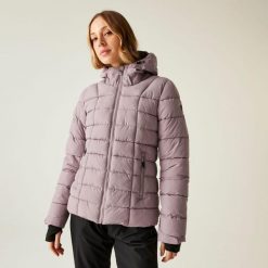 Kurtka narciarska damska z membraną Blindside Dare 2b. Fioletowe kurtki sportowe damskie Dare 2b, na zimę, bez wzorów, bez kaptura, narciarskie. W wyprzedaży za 699.99 zł.