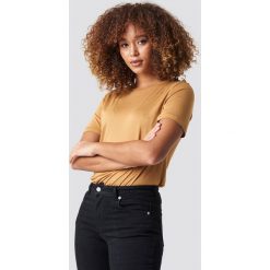 NA-KD Basic T-shirt basic z okrągłym dekoltem - Brown. T-shirty damskie marki NA-KD Basic. Za 52.95 zł.