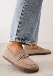 Ciemnobeżowe Mokasyny Barefoot z Metaliczną Klamrą Jamal. Brązowe mokasyny damskie Renee, z dzianiny, eleganckie. Za 119.99 zł.
