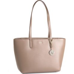Torebka DKNY - R74A3014 Mushroom MUR. Brązowe torebki do ręki damskie DKNY, bez wzorów, ze skóry, eleganckie, bez dodatków. W wyprzedaży za 509.00 zł.