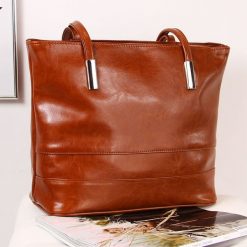 Skórzana torebka damska DAN-A T390 camel. Brązowe torebki do ręki damskie DAN-A, bez wzorów, ze skóry, bez dodatków. Za 299.99 zł.