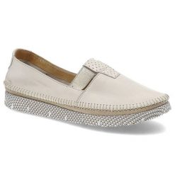 Półbuty damskie Maciejka, gładka cholewka o miękkim wykończeniu wsuwany fason bez zapięć elastyczna podeszwa, jasnobeżowe, 05432-22-00-5. Brązowe półbuty damskie Maciejka, na lato, bez wzorów, ze skóry, biznesowe, bez obcasa, bez zapięcia. Za 271.99 zł.