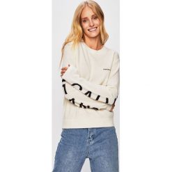 Calvin Klein Jeans - Sweter. Białe swetry damskie Calvin Klein Jeans, m, bez wzorów, z bawełny, bez kołnierzyka, bez ramiączek, krótkie, bez kaptura. W wyprzedaży za 429.90 zł.