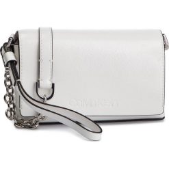 Torebka CALVIN KLEIN - Dressed Up Pouch On Chain K60K605091 107. Listonoszki damskie marki Calvin Klein. Za 449.00 zł.