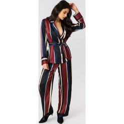 Qontrast X NA-KD Spodnie w pasy Multi Stripe - Red,Multicolor. Czerwone spodnie materiałowe damskie Qontrast X NA-KD, z poliesteru. Za 121.95 zł.