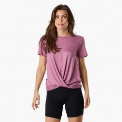 Koszulka treningowa damska Swedemount Core Wrap Soft Tee szybkoschnąca. Fioletowe koszulki sportowe damskie SWEDEMOUNT, bez wzorów, bez kołnierzyka, bez ramiączek, do biegania. Za 79.99 zł.