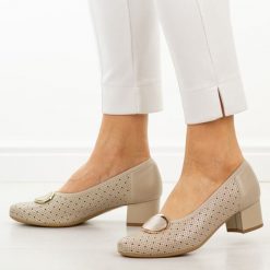 Beżowe ażurowe skórzane Polskie czółenka damskie Suzana 4512. Brązowe czółenka damskie Suzana, z aplikacjami, ze skóry, eleganckie, z okrągłym noskiem, bez obcasa, na obcasie, bez zapięcia. Za 439.00 zł.