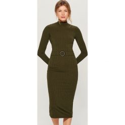 Dopasowana sukienka z prążkowanej dzianiny - Khaki. Sukienki damskie marki Mohito. W wyprzedaży za 39.99 zł.