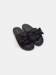 Klapki - czarny. Czarne klapki damskie Sinsay. Za 39.99 zł.