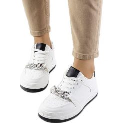 Białe sneakersy z łańcuszkiem Maring. Białe trampki i tenisówki damskie bez wzorów, ze skóry ekologicznej, bez zapięcia. Za 86.08 zł.