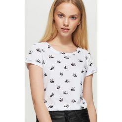Koszulka z nadrukiem all over - Biały. Białe t-shirty damskie Cropp, z nadrukiem. Za 24.99 zł.