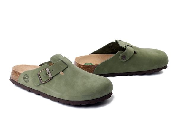 DR. BRINKMANN 600131-07 grun, klapki damskie. Zielone klapki damskie Dr. Brinkmann, bez wzorów, ze skóry, bez obcasa. Za 289.90 zł.