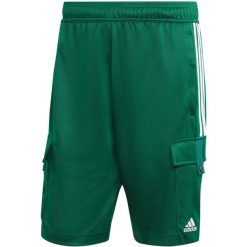 Spodenki krótkie męskie adidas Tiro Cargo. Zielone krótkie spodenki sportowe męskie Adidas, m, bez wzorów, z poliesteru, do piłki nożnej. Za 178.99 zł.