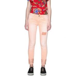 Desigual jeansy damskie Cry Baby 27 łososiowy. Czerwone jeansy damskie Desigual. W wyprzedaży za 169.00 zł.
