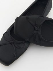 Baleriny z kokardką - czarny. Czarne baleriny damskie Reserved. W wyprzedaży za 65.99 zł.