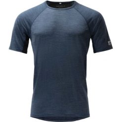 Koszulka termoaktywna Devold Endurance Merino 130 Tee. Niebieskie koszulki sportowe męskie Devold, l, bez wzorów, z materiału, bez kołnierzyka, bez ramiączek, na fitness i siłownię. Za 324.49 zł.