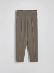 Spodnie comfort fit z kantem - brązowy. Brązowe spodnie materiałowe męskie Reserved, bez wzorów, z tkaniny. W wyprzedaży za 49.99 zł.