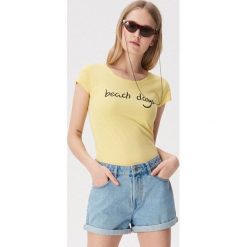 T-shirt z napisem Beach days - Żółty. Żółte t-shirty damskie Sinsay, l, bez wzorów, bez kołnierzyka. W wyprzedaży za 7.99 zł.