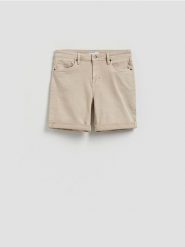 Jeansowe szorty slim fit - beżowy. Brązowe szorty męskie Reserved, bez wzorów, z denimu. Za 129.99 zł.
