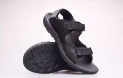 4f 4F Sandals 4FSS23FSANM019-20S Czarne 44. Czarne sandały męskie 4f, bez zapięcia. Za 156.22 zł.