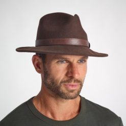 Kapelusz outdoor filcowy Solognac 100. Brązowe czapki i kapelusze męskie SOLOGNAC, bez wzorów, z materiału, sportowe. Za 99.99 zł.