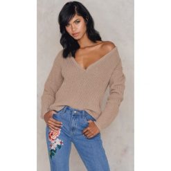 Josefin Ekström for NA-KD Sweter z głębokim dekoltem V - Beige. Brązowe swetry damskie marki Josefin Ekström for NA-KD, bez wzorów, z bawełny, bez kołnierzyka, bez ramiączek. W wyprzedaży za 48.58 zł.