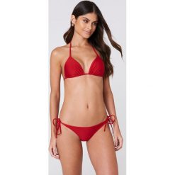 NA-KD Swimwear Dół bikini Shiny Triangle - Red. Bikini damskie marki NA-KD Swimwear. Za 32.00 zł.